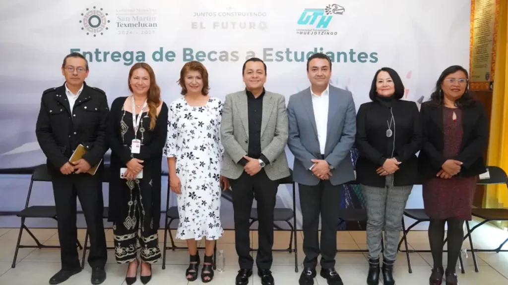 Entregan gobierno de Texmelucan y UTH 50 becas a estudiantes destacados