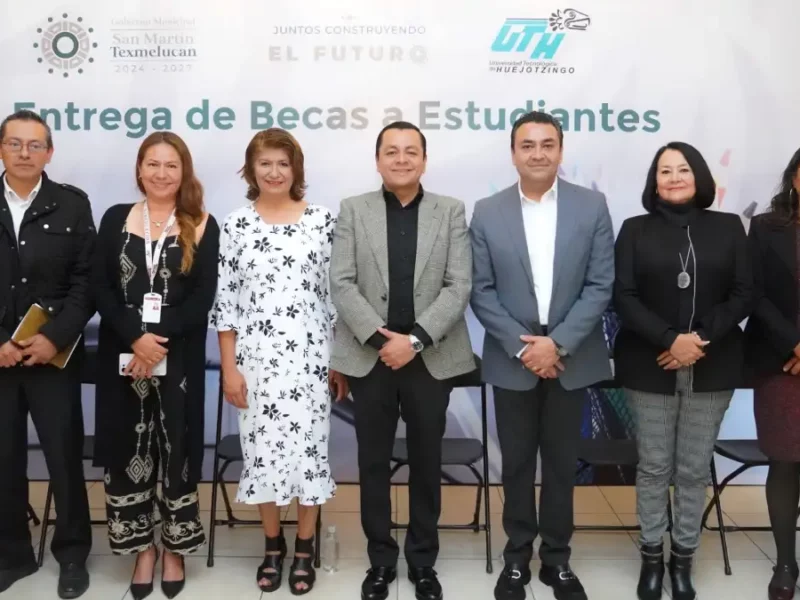 Entregan gobierno de Texmelucan y UTH 50 becas a estudiantes destacados