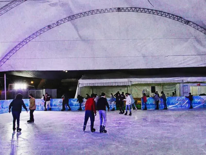Angelópolis abre pista de hielo gratis en Puebla; conoce los horarios y acceso