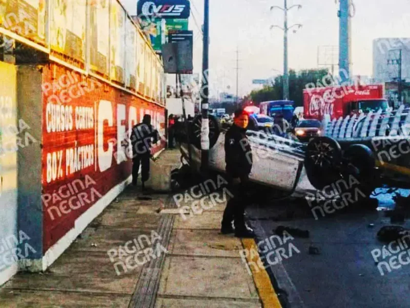 Automovilista borracho resultó herido al chocar y volcar en la Calzada Ignacio Zaragoza, Puebla