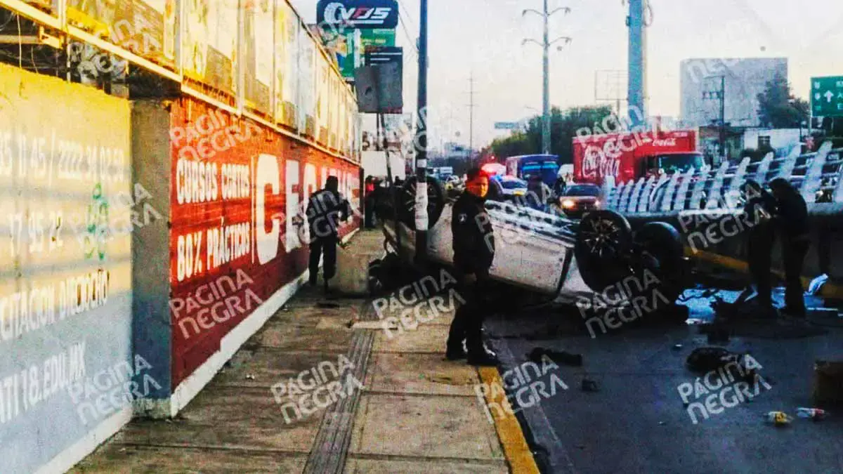 Automovilista borracho resultó herido al chocar y volcar en la Calzada Ignacio Zaragoza, Puebla