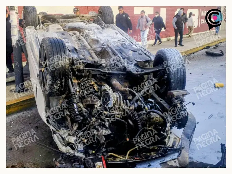 Automovilista borracho resultó herido al chocar y volcar en la Calzada Ignacio Zaragoza, Puebla