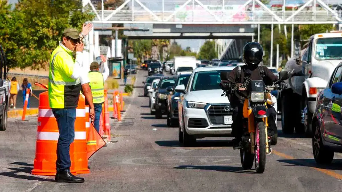 Primer operativo en Vía Atlixcáyotl deja 11 autos con placas foráneas multados en Puebla 