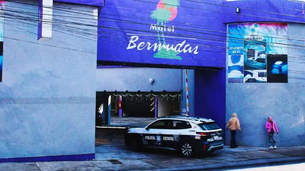 Trabajadores descubren a hombre muerto dentro del motel Bermudas en Puebla; autoridades investigan sobredosis