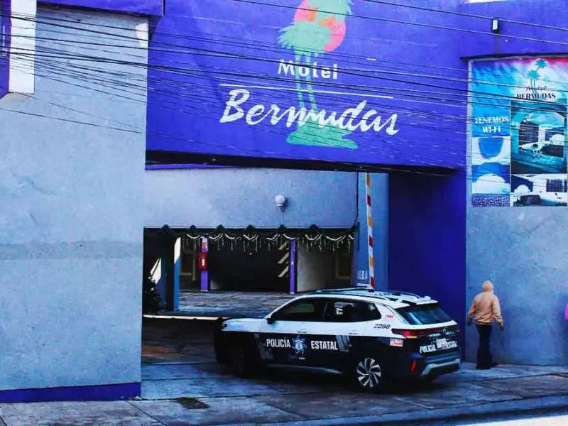 Trabajadores descubren a hombre muerto dentro del motel Bermudas en Puebla; autoridades investigan sobredosis