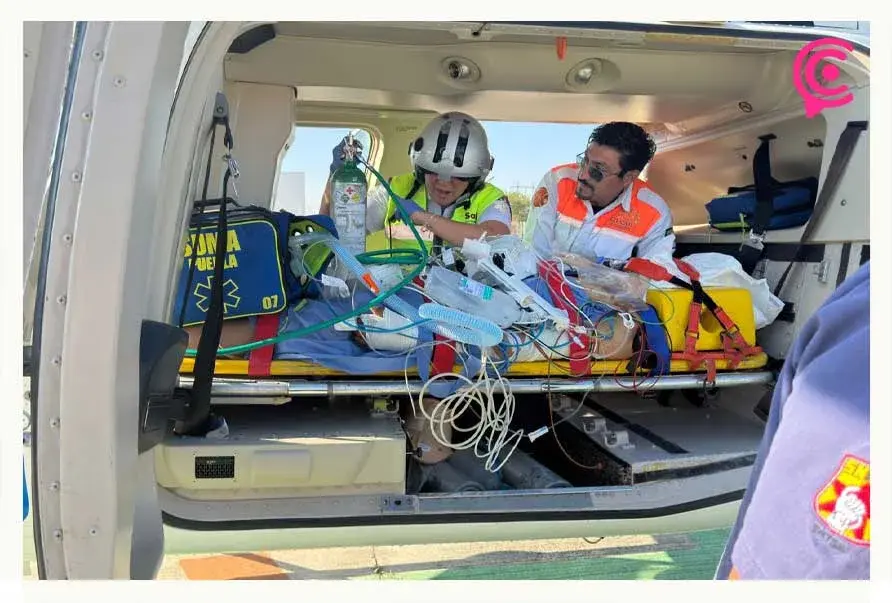 Helicóptero traslada a joven herido en accidente de moto en Izúcar, Puebla