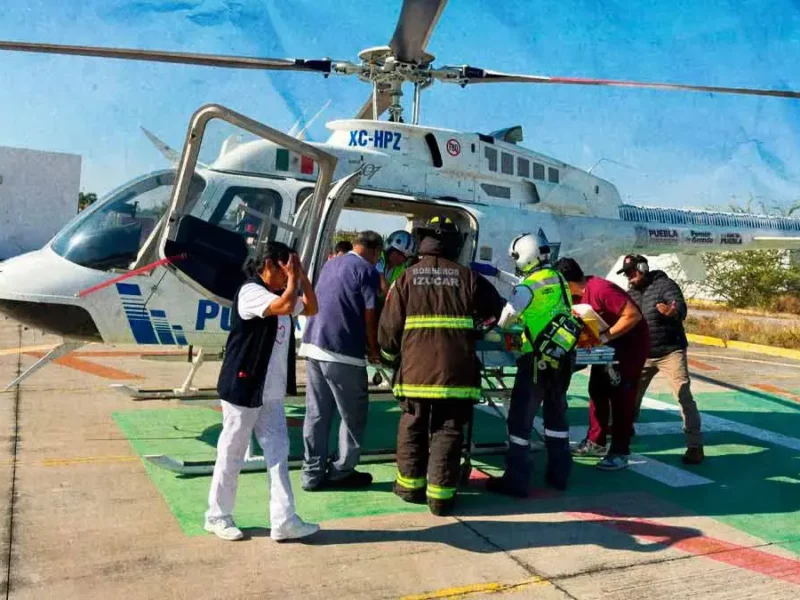 Helicóptero traslada a joven herido en accidente de moto en Izúcar, Puebla