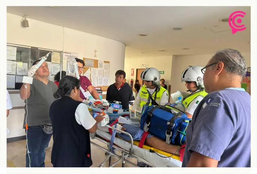 Helicóptero traslada a joven herido en accidente de moto en Izúcar, Puebla