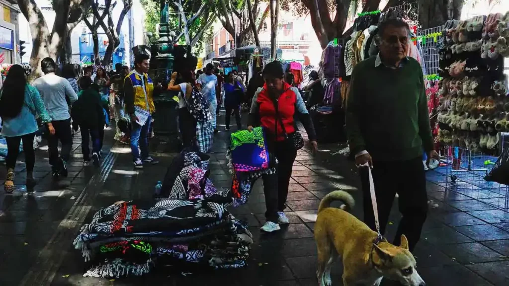 Ambulantes se apoderan del Corredor 5 de Mayo, Puebla; generan caos navideño y molestia entre transeúntes