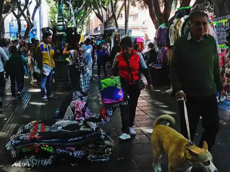 Ambulantes se apoderan del Corredor 5 de Mayo, Puebla; generan caos navideño y molestia entre transeúntes