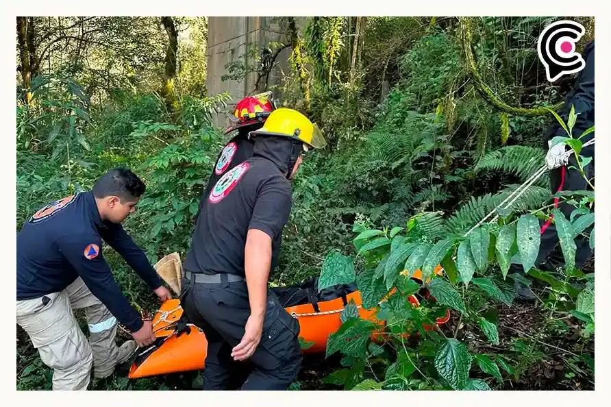 Maestra murió tras volcadura y caída a barranca en Huauchinango, Puebla