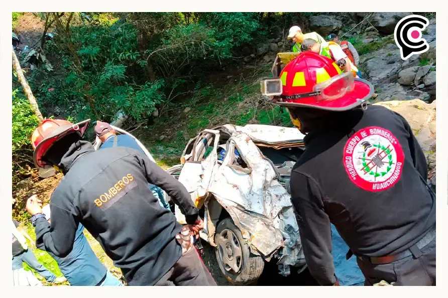 Maestra murió tras volcadura y caída a barranca en Huauchinango, Puebla