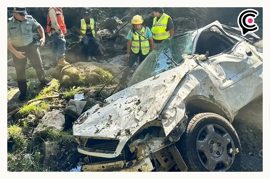 Maestra murió tras volcadura y caída a barranca en Huauchinango, Puebla