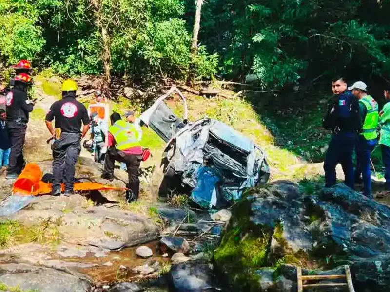 Maestra murió tras volcadura y caída a barranca en Huauchinango, Puebla