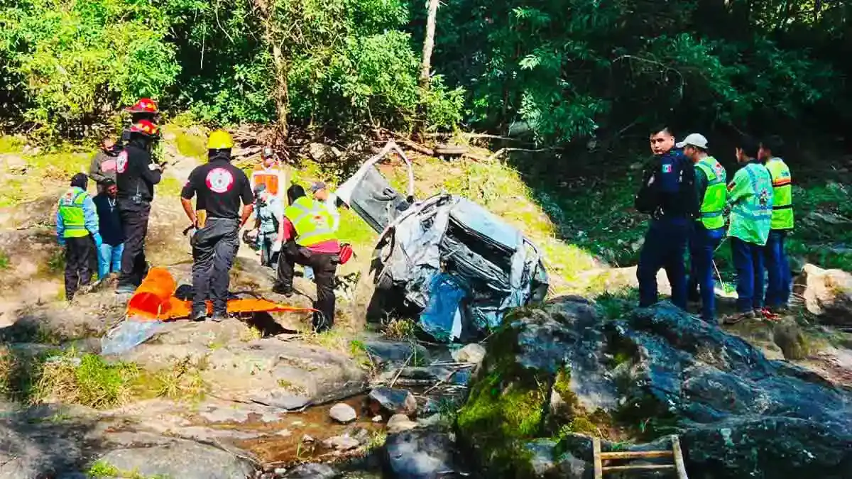 Maestra murió tras volcadura y caída a barranca en Huauchinango, Puebla