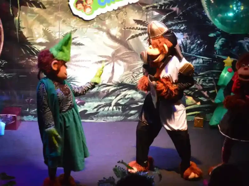 Invita Gobierno de la Ciudad a disfrutar la obra “César y el monstruo de la Navidad” en el Zócalo