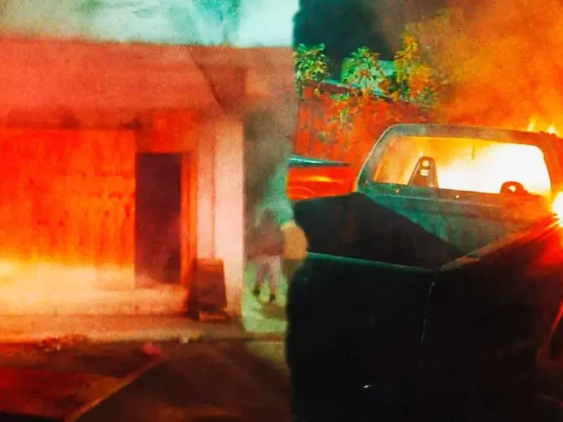 Presuntos grupos delictivos vandalizan casa y camionetas del exalcalde de Palmar de Bravo, Adán Silva