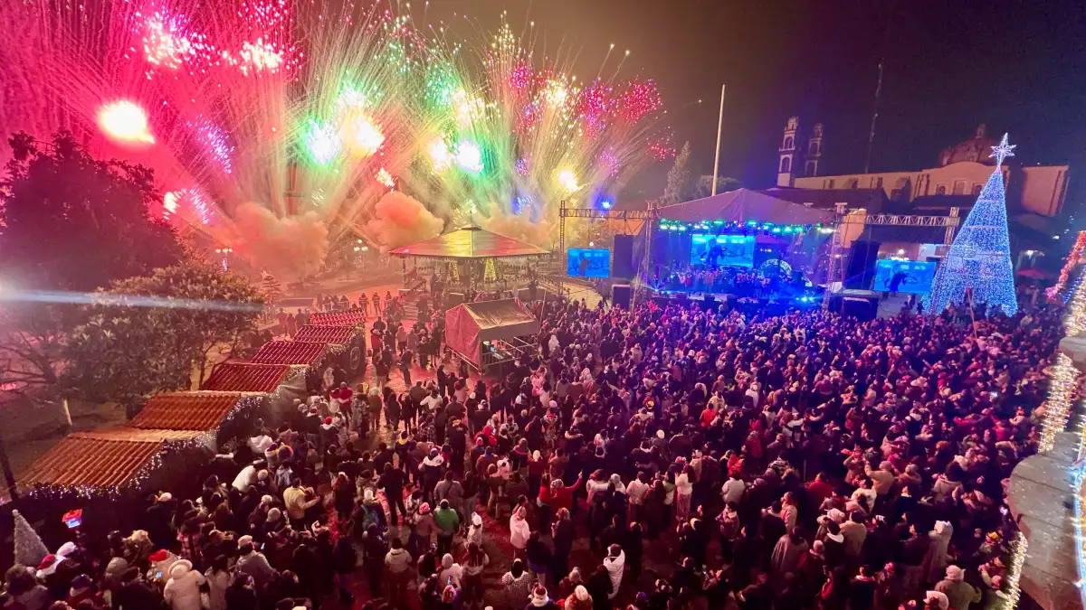 Con un zócalo lleno, música, ambiente familiar y de Mundial de fútbol, Zacatlán recibió el #2026