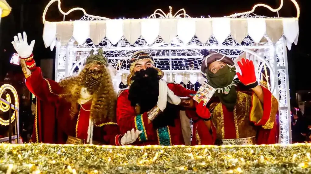 Desfile de Reyes 2025 ilumina Puebla con espectáculo de drones; reúne a más de siete mil personas