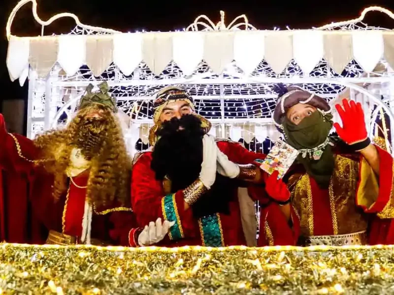 Desfile de Reyes 2025 ilumina Puebla con espectáculo de drones; reúne a más de siete mil personas