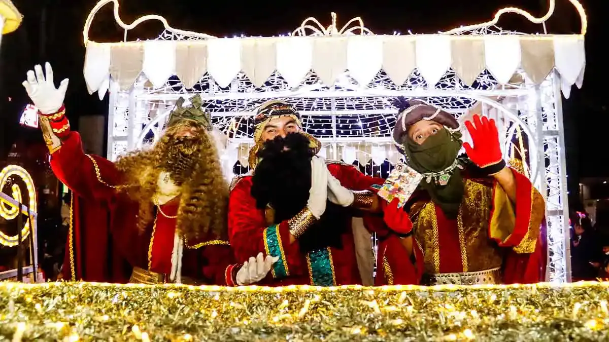 Desfile de Reyes 2025 ilumina Puebla con espectáculo de drones; reúne a más de siete mil personas