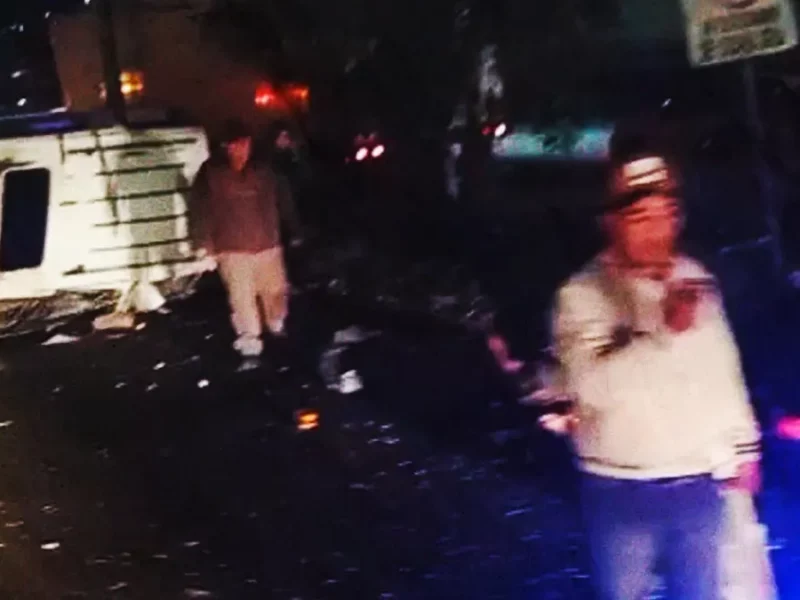 Murieron dos personas por la volcadura de una camioneta en la autopista México-Puebla