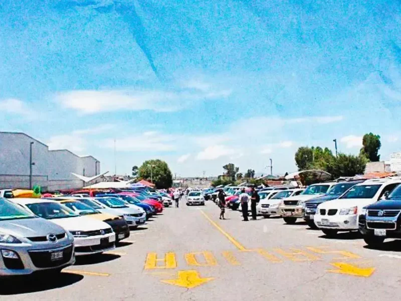 Vendedores de autos se mantienen en el predio del tianguis de La Ciénega