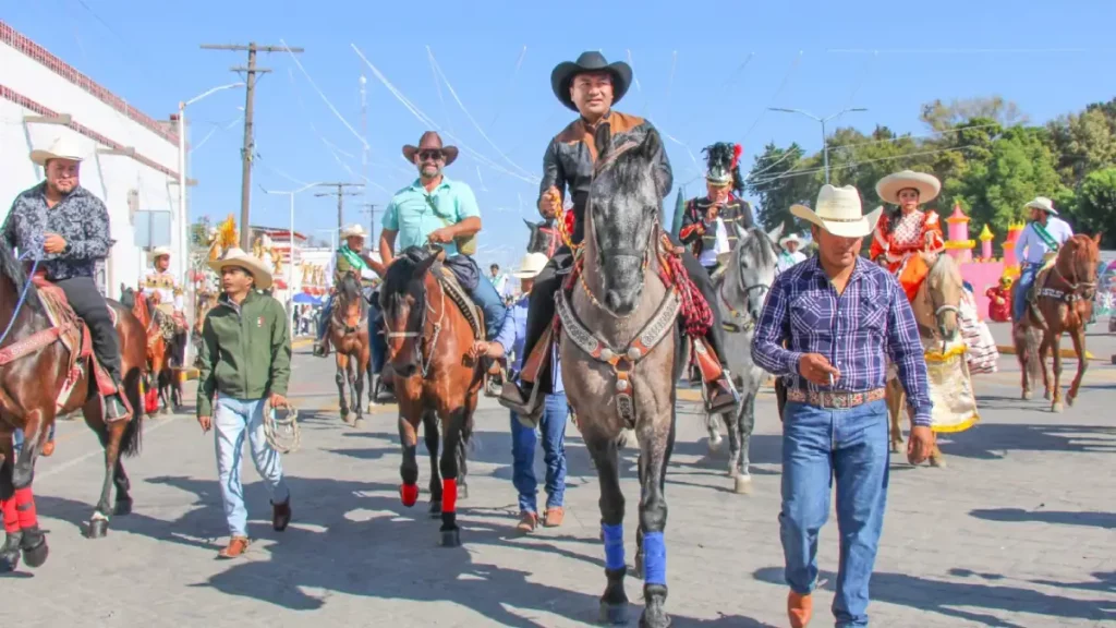 Con cabalgata tradicional, Roberto Solís inaugura la edición 158 del Carnaval de Huejotzingo
