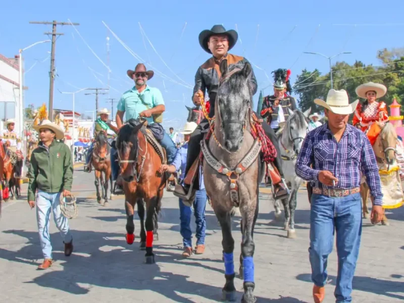 Con cabalgata tradicional, Roberto Solís inaugura la edición 158 del Carnaval de Huejotzingo