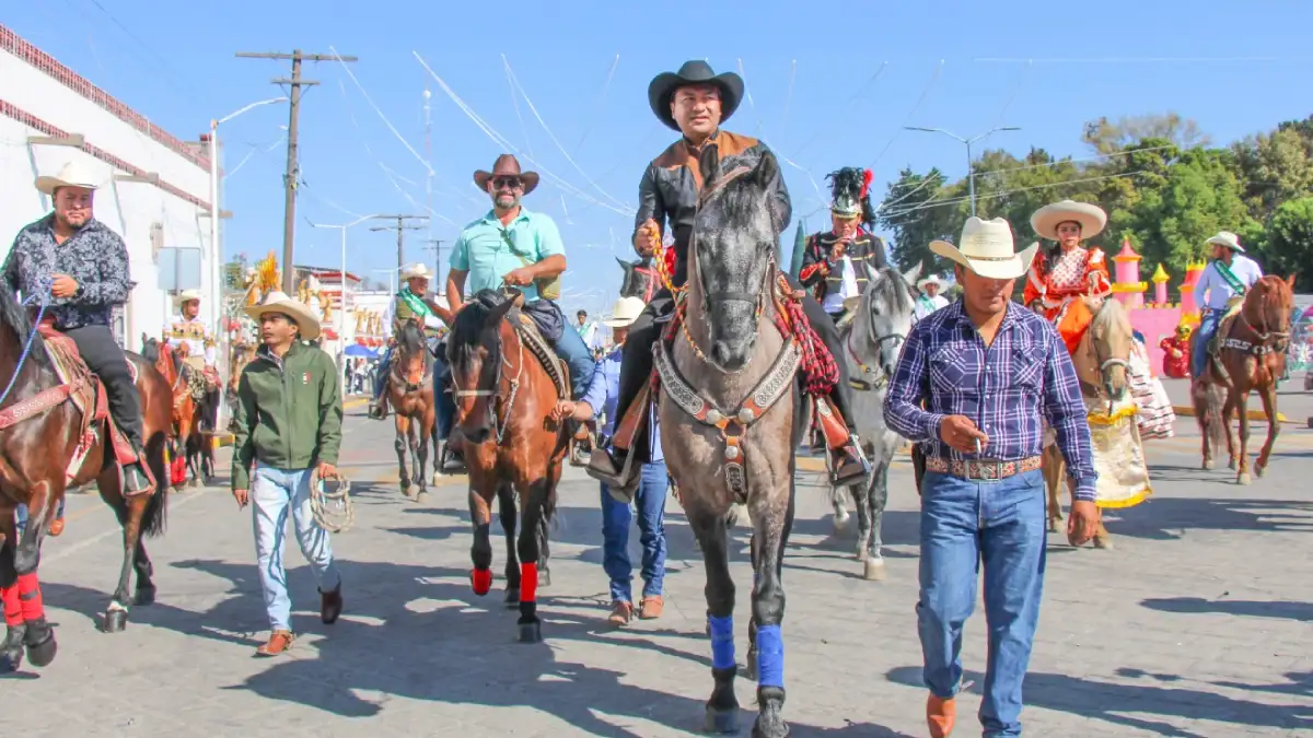 Con cabalgata tradicional, Roberto Solís inaugura la edición 158 del Carnaval de Huejotzingo