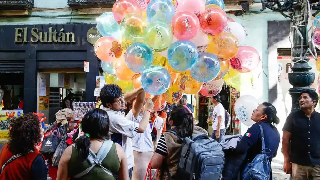 Globos de Reyes Magos se venden hasta en 60 pesos en el Centro Histórico de Puebla