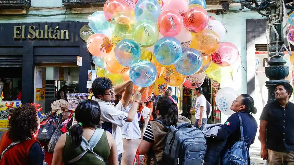 Globos de Reyes Magos se venden hasta en 60 pesos en el Centro Histórico de Puebla