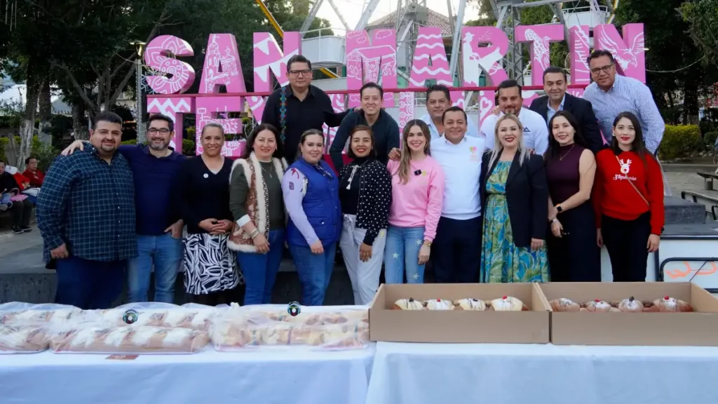Texmelucan hace historia con la instalación de su primera Rosca de Reyes monumental en el zócalo