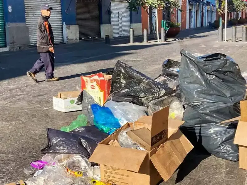 Invasión de banquetas, basura y amenazas, principales denuncias en colonias de Puebla capital