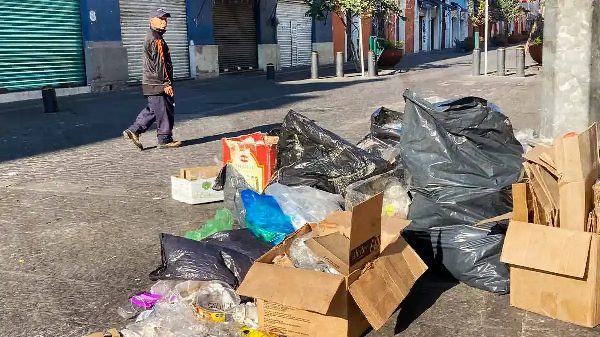 Invasión de banquetas, basura y amenazas, principales denuncias en colonias de Puebla capital