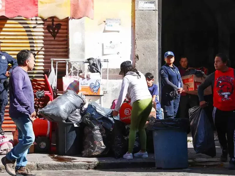 Desalojo en el Centro Histórico de Puebla; familias quedan en la calle tras operativo policial