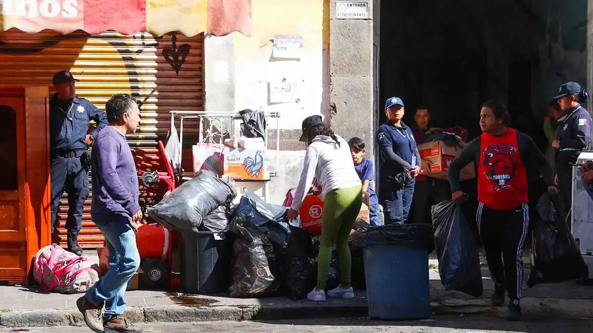Desalojo en el Centro Histórico de Puebla; familias quedan en la calle tras operativo policial