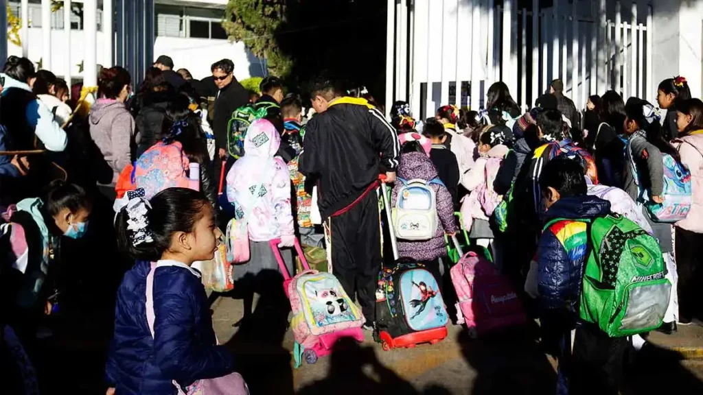 Más de un millón de estudiantes vuelven a clases en Puebla bajo horario de invierno