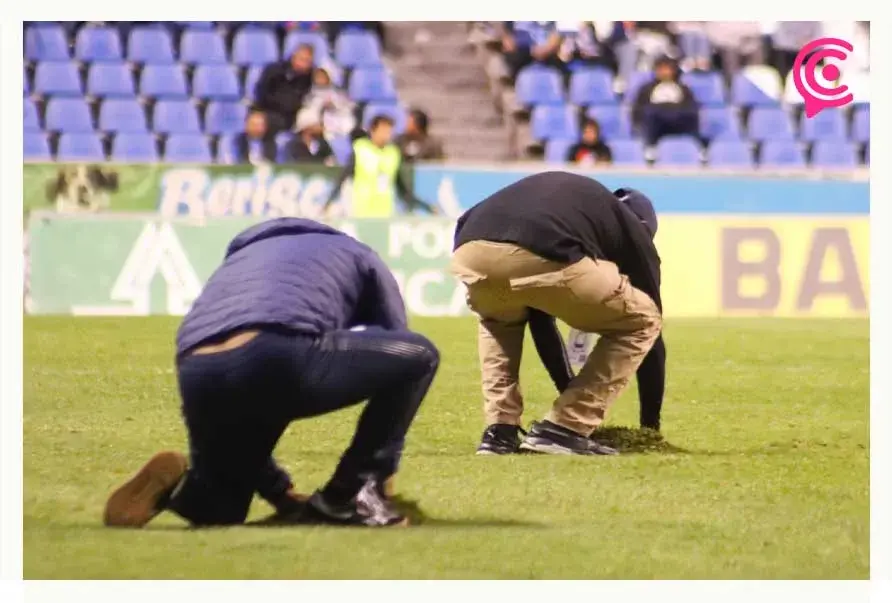 Desperfectos en la cancha del Estadio Cuauhtémoc afectan partido del Club Puebla