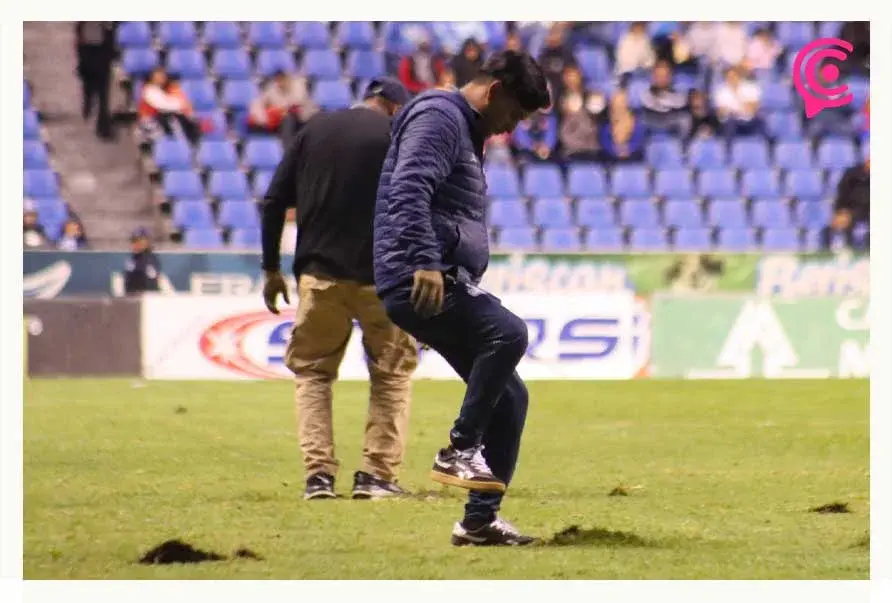 Desperfectos en la cancha del Estadio Cuauhtémoc afectan partido del Club Puebla