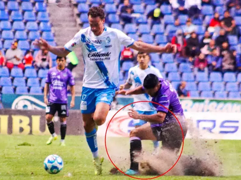 Desperfectos en la cancha del Estadio Cuauhtémoc afectan partido del Club Puebla