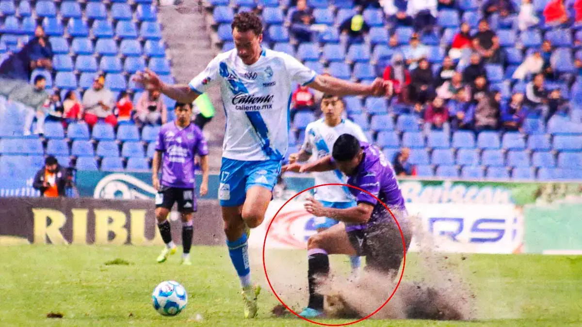 Desperfectos en la cancha del Estadio Cuauhtémoc afectan partido del Club Puebla