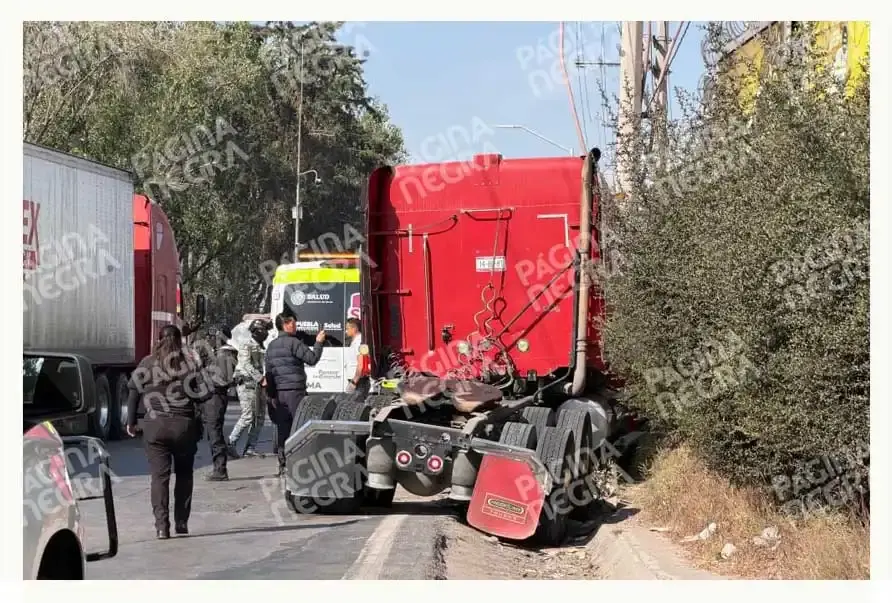 Robo de tráiler desata persecución y choque en autopista México-Puebla, policías detienen a delincuente