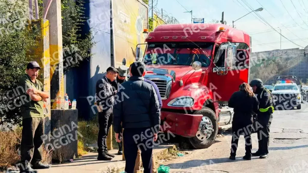 Robo de tráiler desata persecución y choque en autopista México-Puebla, policías detienen a delincuente