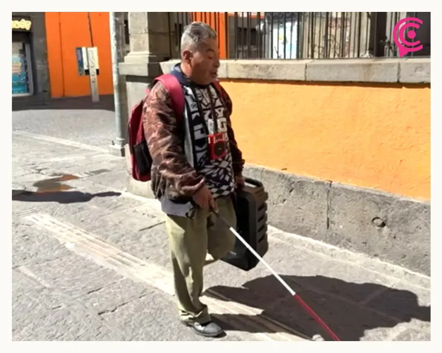 Obstáculos y olvido, esto es lo que sufren los usuarios de guías podotáctiles en Puebla