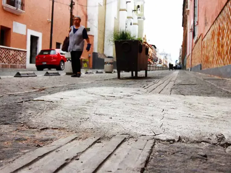 Obstáculos y olvido, esto es lo que sufren los usuarios de guías podotáctiles en Puebla