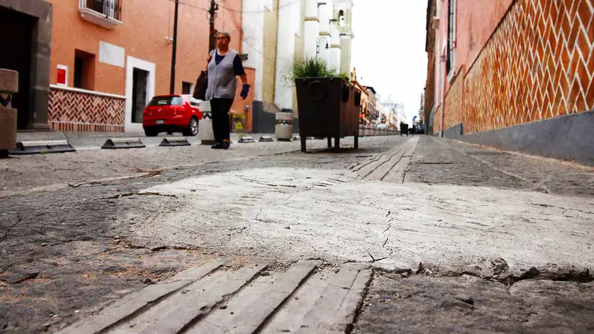 Obstáculos y olvido, esto es lo que sufren los usuarios de guías podotáctiles en Puebla