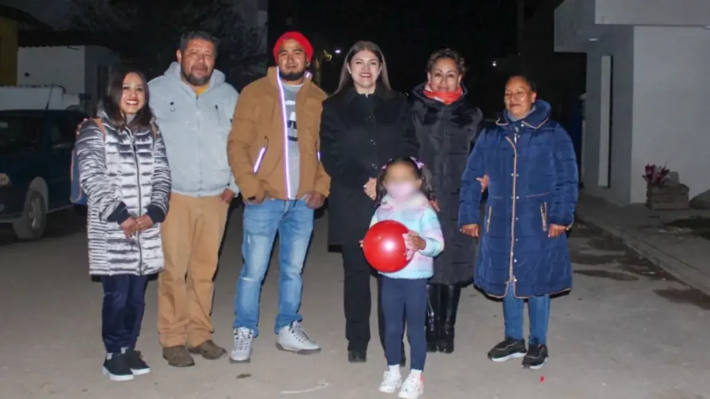Bety Sánchez entrega apoyos a vecinos del Xiuhtec y de Bosques