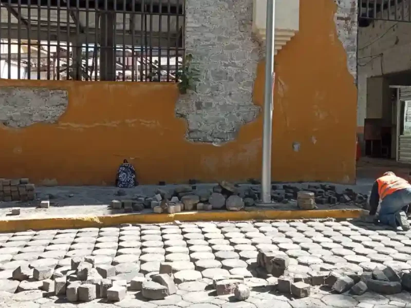 Instruye Pepe Chedraui mantenimiento de banquetas en el Centro Histórico