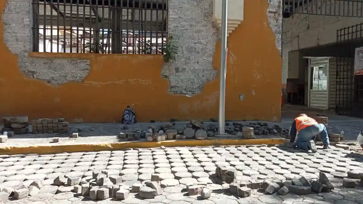Instruye Pepe Chedraui mantenimiento de banquetas en el Centro Histórico